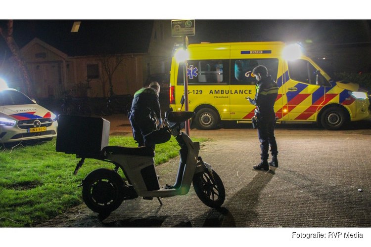 Bezorger op scooter onderuit in Lelystad, politie bezorgd maaltijd
