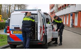 Man en vrouw aangehouden na ruzie bij station, politie doet instap in woning