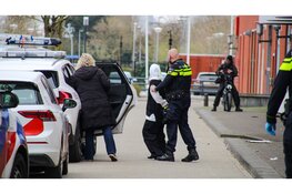 Man en vrouw aangehouden na ruzie bij station, politie doet instap in woning