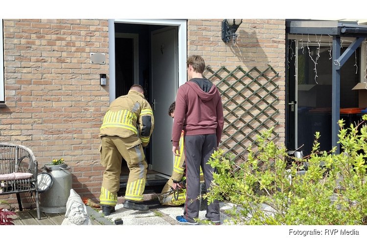 Kat kruipt via kruipruimte naar huis van buren