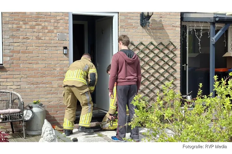 Kat kruipt via kruipruimte naar huis van buren