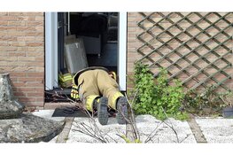 Kat kruipt via kruipruimte naar huis van buren