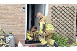 Kat kruipt via kruipruimte naar huis van buren