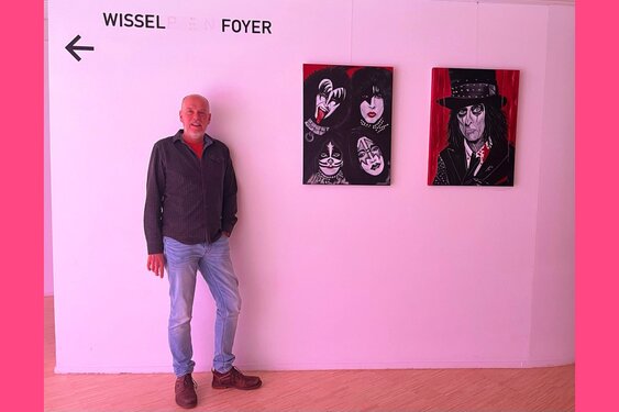 Expressieve portretten van popiconen in theater Agora