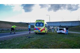 Bakwagen botst achterop personenauto door laagstaande zon op Markerwaarddijk N307
