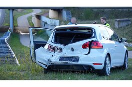 Bakwagen botst achterop personenauto door laagstaande zon op Markerwaarddijk N307