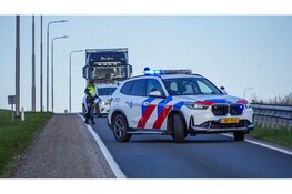 Bakwagen botst achterop personenauto door laagstaande zon op Markerwaarddijk N307