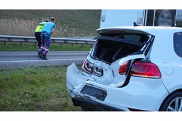 Bakwagen botst achterop personenauto door laagstaande zon op Markerwaarddijk N307