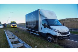 Bakwagen botst achterop personenauto door laagstaande zon op Markerwaarddijk N307