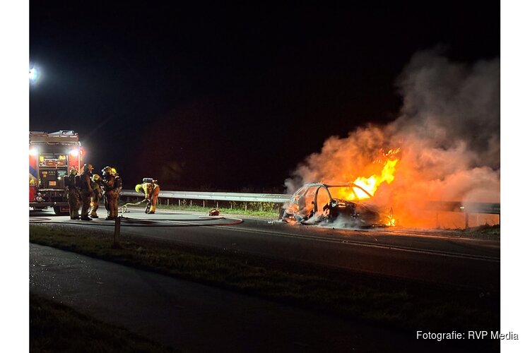 Meerdere voertuigen botsen op Markerwaarddijk: dijk afgesloten, auto uitgebrand.