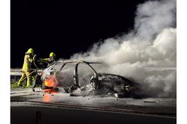 Meerdere voertuigen botsen op Markerwaarddijk: dijk afgesloten, auto uitgebrand.