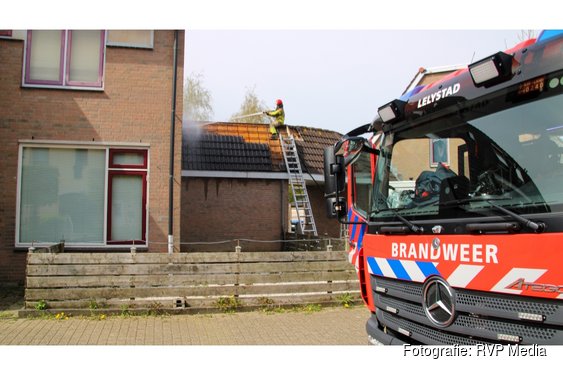 Brand slaat door naar dak van aanbouw in Lelystad