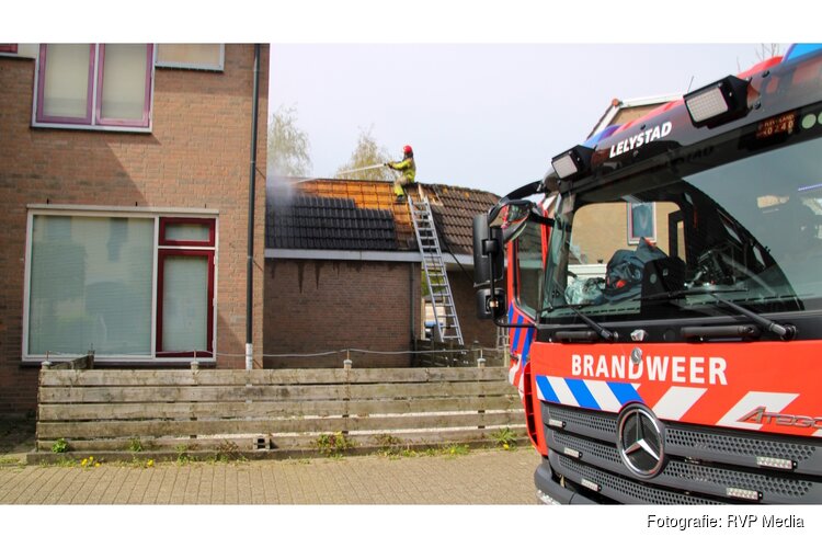 Brand slaat door naar dak van aanbouw in Lelystad