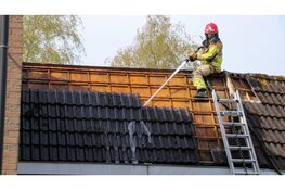 Brand slaat door naar dak van aanbouw in Lelystad
