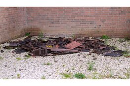 Brand slaat door naar dak van aanbouw in Lelystad