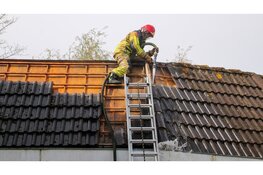 Brand slaat door naar dak van aanbouw in Lelystad