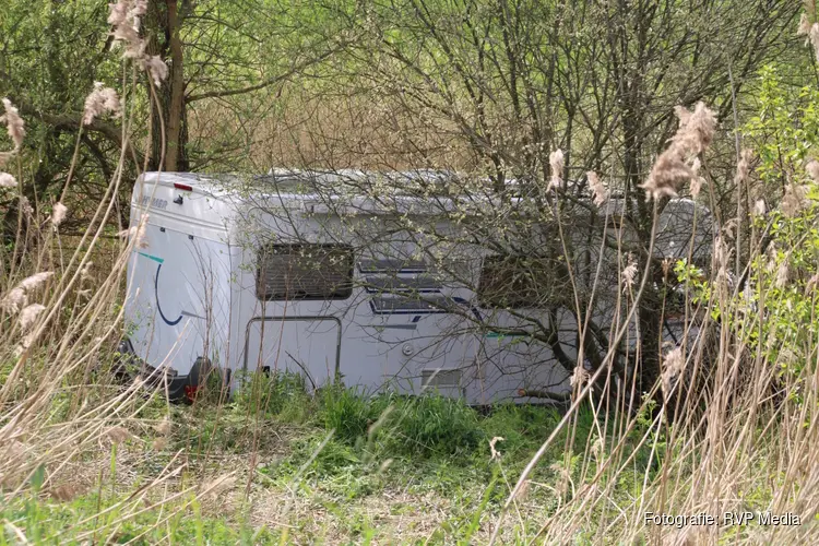 Camper raakt van de weg op toerit A6, twee gewonden