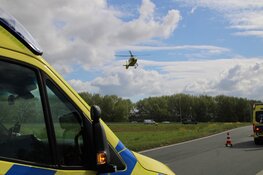 Camper raakt van de weg op toerit A6, twee gewonden