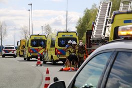 Camper raakt van de weg op toerit A6, twee gewonden