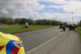 Camper raakt van de weg op toerit A6, twee gewonden