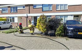 Auto flink beschadigd na brand in heg in Lelystad