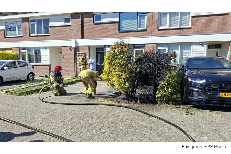 Auto flink beschadigd na brand in heg in Lelystad