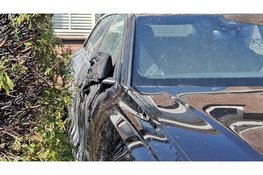 Auto flink beschadigd na brand in heg in Lelystad