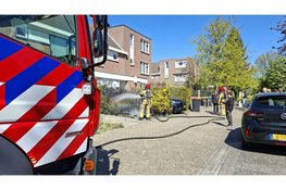 Auto flink beschadigd na brand in heg in Lelystad