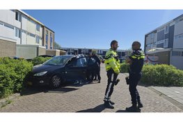 Verwarde man valt automobilist aan