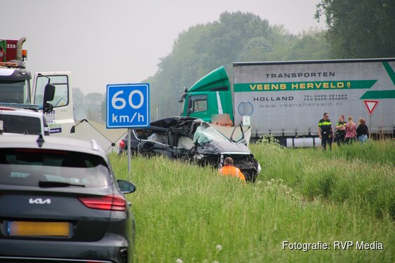 Persoon overleden na ongeval tussen auto en vrachtwagen in Lelystad