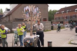 WensBoom met duizenden leerlingwensen aangeboden in stadhuis Lelystad bij bijzondere actie lerarentekort