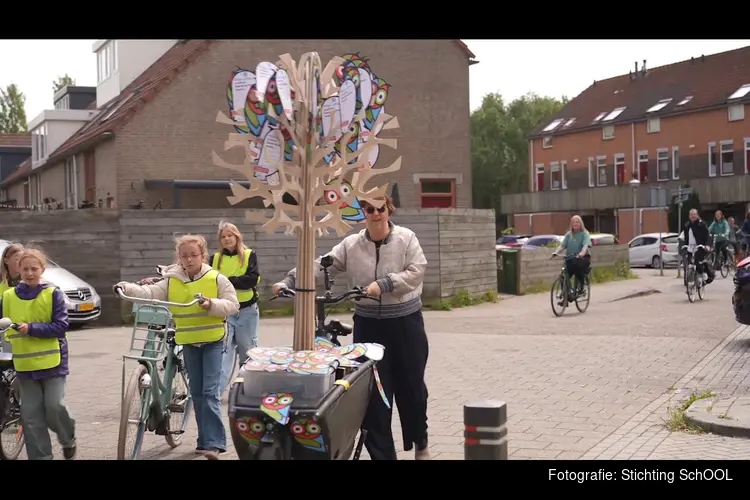 WensBoom met duizenden leerlingwensen aangeboden in stadhuis Lelystad bij bijzondere actie lerarentekort