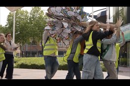 WensBoom met duizenden leerlingwensen aangeboden in stadhuis Lelystad bij bijzondere actie lerarentekort