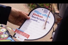WensBoom met duizenden leerlingwensen aangeboden in stadhuis Lelystad bij bijzondere actie lerarentekort