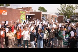 WensBoom met duizenden leerlingwensen aangeboden in stadhuis Lelystad bij bijzondere actie lerarentekort