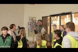 WensBoom met duizenden leerlingwensen aangeboden in stadhuis Lelystad bij bijzondere actie lerarentekort