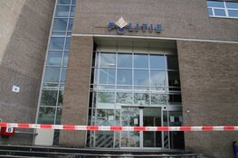 Politiebureau ontruimd nadat mogelijk explosief is langs gebracht
