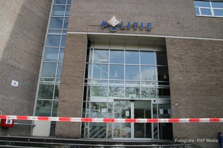 Politiebureau ontruimd nadat mogelijk explosief is langs gebracht