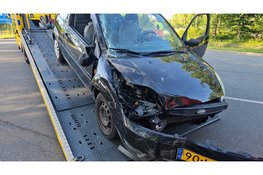 Auto belandt deels onder vrachtwagen bij Walibi: twee lichtgewonden