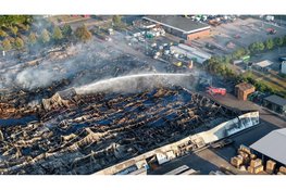 Ravage na verwoestende brand in Lelystad vanuit de lucht goed zichtbaar