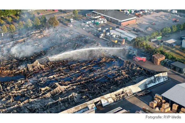 Ravage na verwoestende brand in Lelystad vanuit de lucht goed zichtbaar