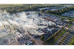 Ravage na verwoestende brand in Lelystad vanuit de lucht goed zichtbaar