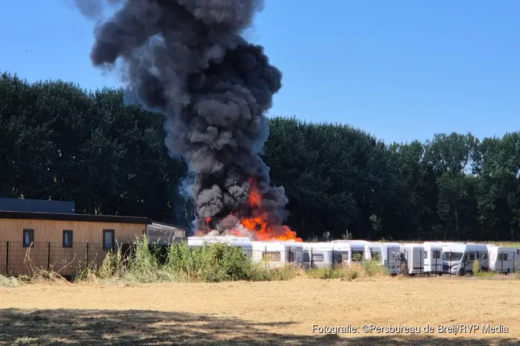 Meerdere caravans in brand bij caravanstalling in Almere