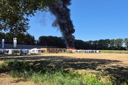 Meerdere caravans in brand bij caravanstalling in Almere