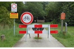 Fietsers bieden petitie aan tijdens debat over toekomst fietspaden in Flevoland