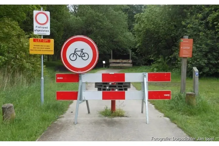 Fietsers bieden petitie aan tijdens debat over toekomst fietspaden in Flevoland