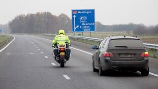 Politie bekeurt automobilisten die het vrachtwagens moeilijk maken
