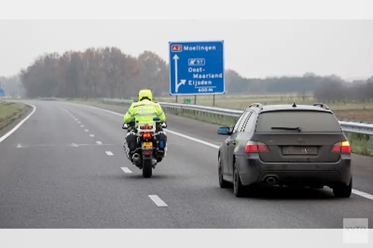 Politie bekeurt automobilisten die het vrachtwagens moeilijk maken