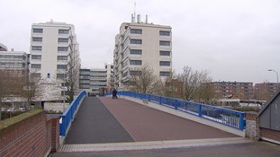 Lelystad - Gezocht - Zwaargewonde man aangetroffen onder loopbrug