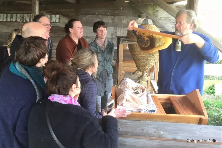 Kom op 5 en 26 mei kennismaken met bijenvolken op biodynamische boerderijen in Flevoland